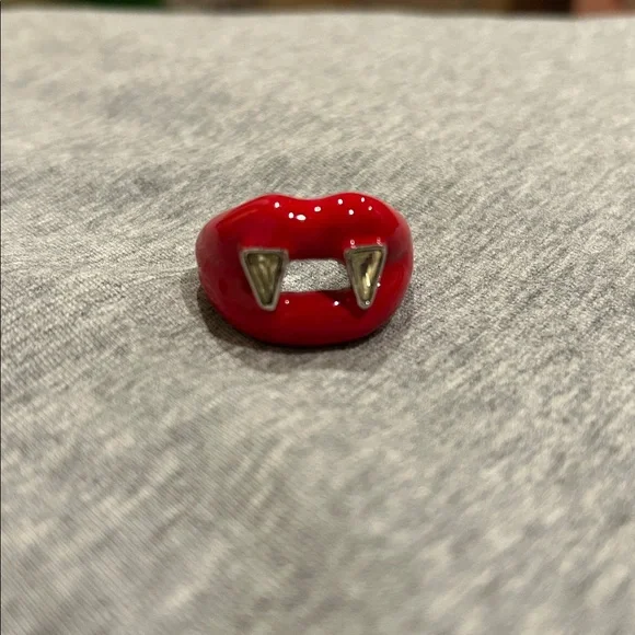Betsey Johnson Red Vampire Fang Ring Sz 6 - Picture 5 of 5